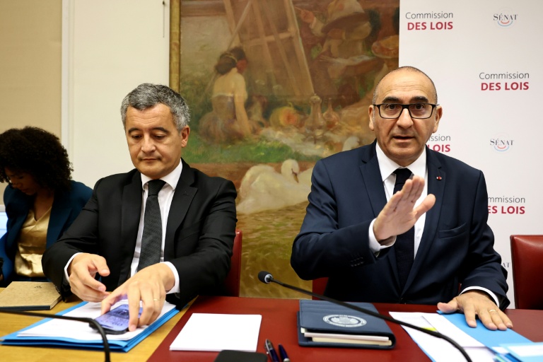 Le ministre de la Justice Gérald Darmanin (g) et le ministre de l'Intérieur Laurent Nunez (d) avant leur audition au Sénat à Paris, le 9 juin 2026