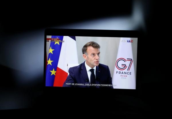 Un écran d'ordinateur montre une interview du président Emmanuel Macron  sur TF1, le 15 juin 2026 à Paris
