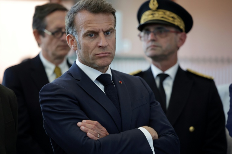 Le président Emmanuel Macron lors de la visite d'un h^ôpital à Lavelanet, le 27 avril 2026 en Ariège
