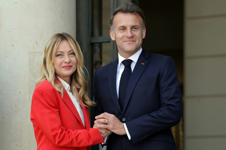 Le président français Emmanuel Macron (d.) accueille la Première ministre italienne Giorgia Meloni avant une réunion au palais de l'Elysée, à Paris, le 17 avril 2026