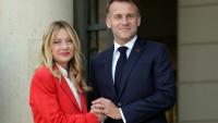 Le président français Emmanuel Macron (d.) accueille la Première ministre italienne Giorgia Meloni avant une réunion au palais de l'Elysée, à Paris, le 17 avril 2026