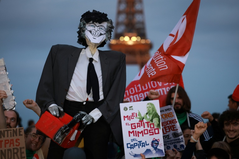 Des manifestants protestent contre la visite en France du président argentin Javier Milei, sur la place du Trocadéro à Paris, le 30 septembre 2026