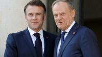 Le président français Emmanuel Macron (gauche) salue le Premier ministre polonais Donald Tusk, le 27 mars 2025 à Paris
