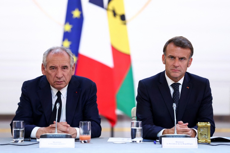 Le Premier ministre français François Bayrou (G) et le président français Emmanuel Macron participent à une réunion avec les élus de Nouvelle-Calédonie et les représentants de l'État au Palais de l'Élysée, à Paris, le 12 juillet 2025