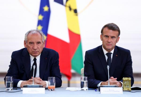 Le Premier ministre français François Bayrou (G) et le président français Emmanuel Macron participent à une réunion avec les élus de Nouvelle-Calédonie et les représentants de l'État au Palais de l'Élysée, à Paris, le 12 juillet 2025