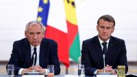 Le Premier ministre français François Bayrou (G) et le président français Emmanuel Macron participent à une réunion avec les élus de Nouvelle-Calédonie et les représentants de l'État au Palais de l'Élysée, à Paris, le 12 juillet 2025