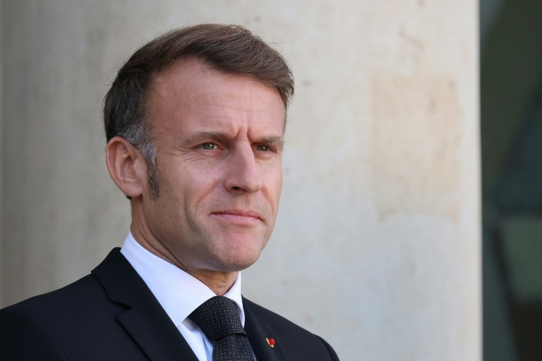 Emmanuel Macron, sur le perron de l'Elysée le 30 octobre 2025 à Paris
