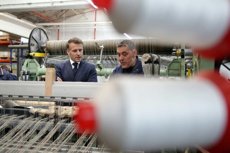 Emmanuel Macron, sur le futur site d'une entreprise de géotextile, à Laroque-d'Olmes (Ariège) le 27 avril 2026