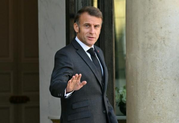 Le président Emmanuel Macron sur le perron de l'Elysée, le 17 octobre 2025 à Paris