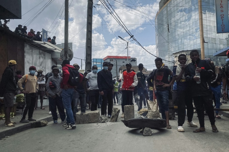Des manifestants se tiennent près d'une barricade de fortune le 3 octobre 2025 à Antananarivo