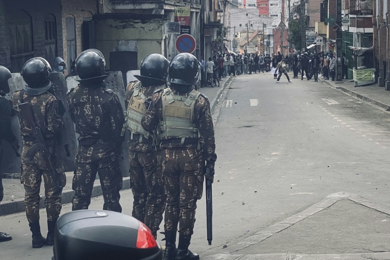Les forces de l'ordre alignées à l'approche d'une manifestation à Antananarivo le 3 octobre 2025