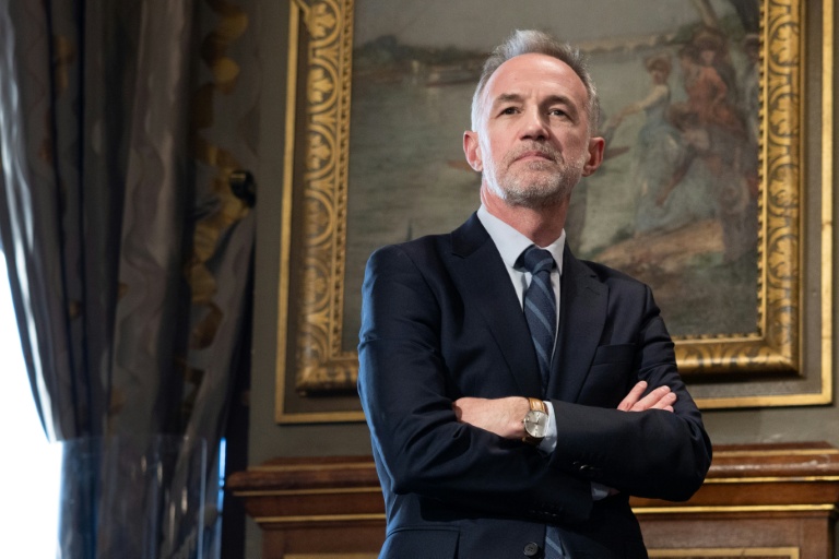 Le nouveau maire de Paris, Emmanuel Grégoire, lors d'une cérémonie de remerciement et d'adieu organisée à l'Hôtel de Ville de Parisen l'honneur de la maire sortante, Anne Hidalgo, le 25 mars 2026 