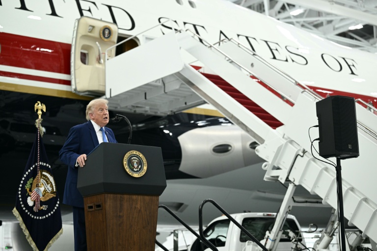 Le président américain Donald Trump s'exprime devant le nouvel avion présidentiel Air Force One offert par le Qatar dans un hangar de la base aérienne Andrews, le 169juin 2026 dans le Maryland