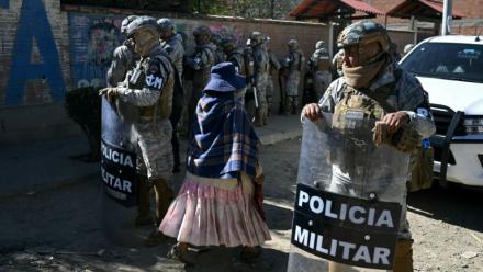 Des membres des forces de sécurité gardent une route après sa réouverture, auparavant bloquée par des manifestants exigeant la démission du président Rodrigo Paz,  le 5 juin 2026 à Carreras, dans le département de La Paz, en Bolivie