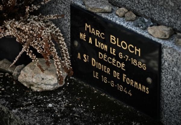 La tombe de l'historien Marc Bloch au cimetière du Bourg-d'Hem, dans la Creuse, le 1er juin 2026