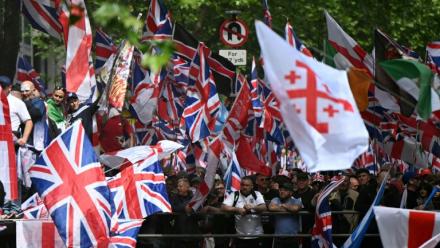 Des partisans de Tommy Robinson, militant d'extrême droite britannique, rassemblés pour une marche organisée par Unite The Kingdom, le 16 mai 2026 à Londres