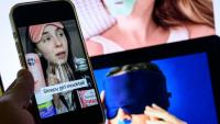 Photo montrant des images de réseaux sociaux d'influenceurs en "sleepmaxxing", conseillers en "optimisation du sommeil",  le 14 juillet 2025 à Washington