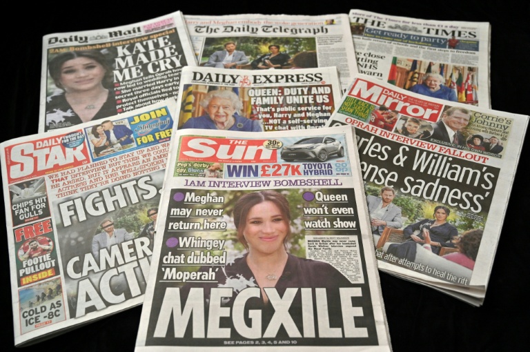 Des unes de quotidiens britanniques, le 8 mars 2021 à Brighton, consacrés à l'interview accordée par Meghan, duchesse de Sussex et épouse du prince Harry, à Oprah Winfrey, diffusée par la chaîne américaine CBS