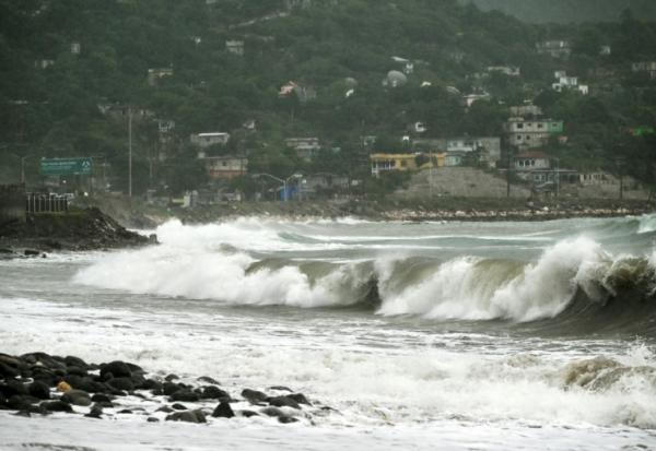 De fortes vagues avant l’arrivée de l’ouragan Melissa dans le quartier de Caribbean Terrace, à Kingston, en Jamaïque, le 25 octobre 2025.