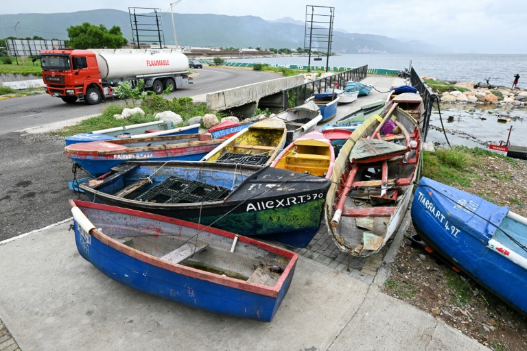 Des bateaux de pêche sont amarrés les uns aux autres avant l’arrivée de l’ouragan Melissa dans le village de Rae Town, à l’est de Kingston, en Jamaïque, le 25 octobre 2025.