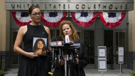 Erin Popolo, dont la fille de 17 ans s'est suicidée, s'adresse aux médias devant le tribunal d'Oakland (Californie)