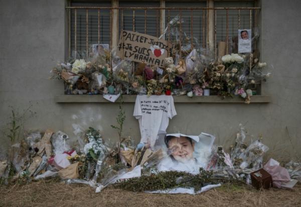Des fleurs et des hommages devant un silo agricole où a été retrouvé le corps de Lyhanna, 11 ans, à Puycasquier (Gers), le 16 juin 2026