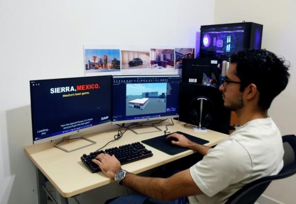 Angel Villaverde développe des jeux vidéos s'inspirant des violences entre cartels pour la plateforme en ligne Roblox, le 19 novembre 2025 à Monterrey, dans l'État de Nuevo Leon, au Mexique 