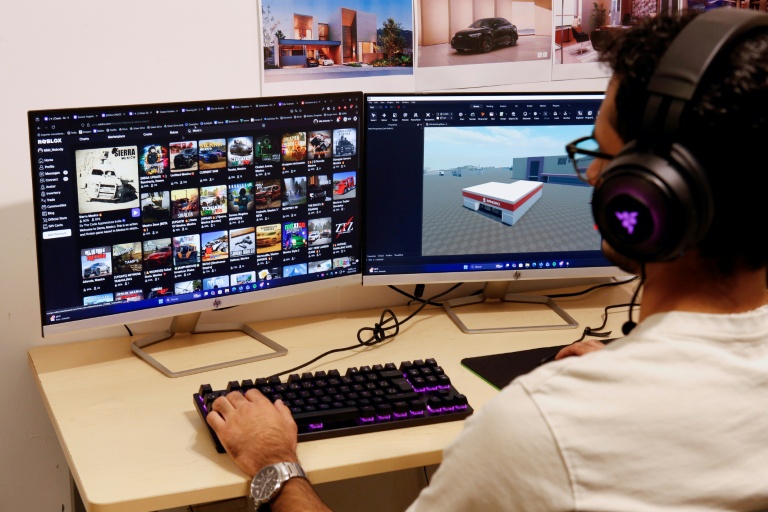 développe des jeux vidéos s'inspirant des violences entre cartels pour la plateforme en ligne Roblox, le 19 novembre 2025 à Monterrey, dans l'État de Nuevo Leon, au Mexique 