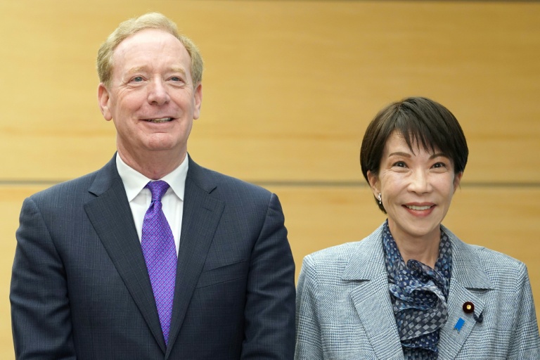 Le président de Microsoft, Brad Smith et la Première ministre japonaise Sanae Takaichi, à Tokyo, le 3 avril 2026