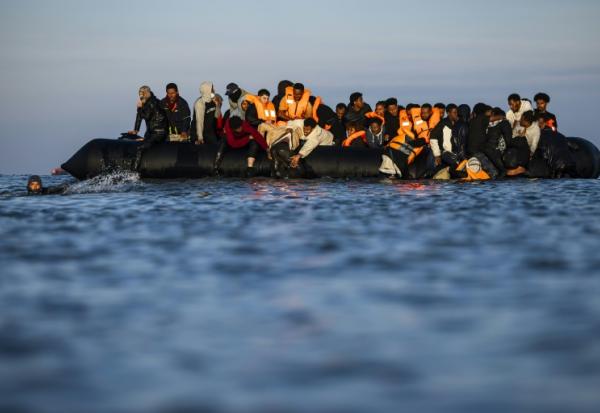 Des migrants dans un bateau de passeurs pour tenter de traverser la Manche au large de la plage de Gravelines, le 27 septembre 2025 dans le Nord