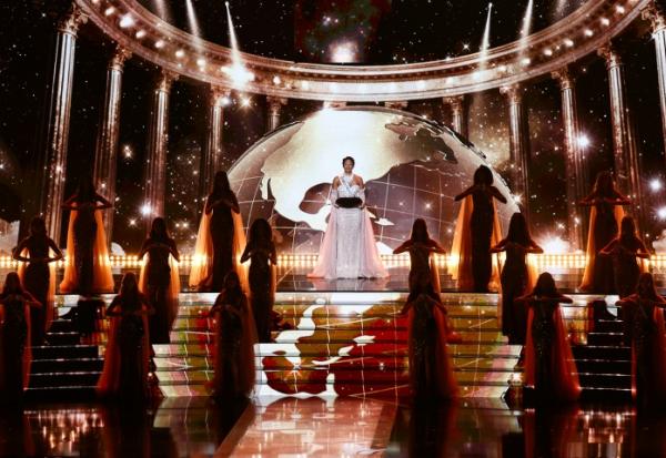 Miss France 2025, Angélique Angarni-Filopon, apporte la couronne de Miss France 2026 sur scène lors de l'élection au Zénith d'Amiens, le 6 décembre 2025