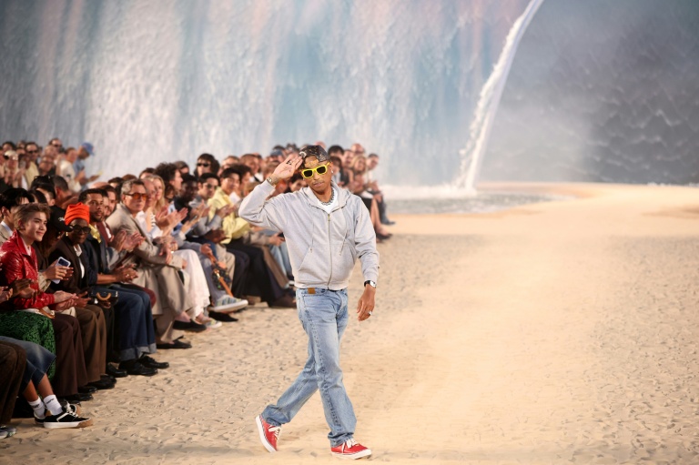 Le rappeur et créateur de mode américain Pharrell Williams salue le public après avoir présenté les créations du défilé de la collection homme printemps-été 2027 de Louis Vuitton, dans le cadre de la Fashion Week de Paris, le 23 juin 2026