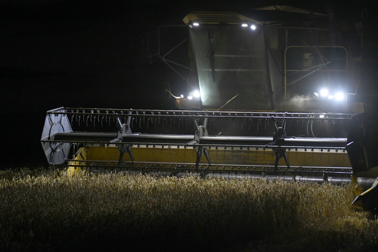 Malgré les éclairages présents sur les machines, 