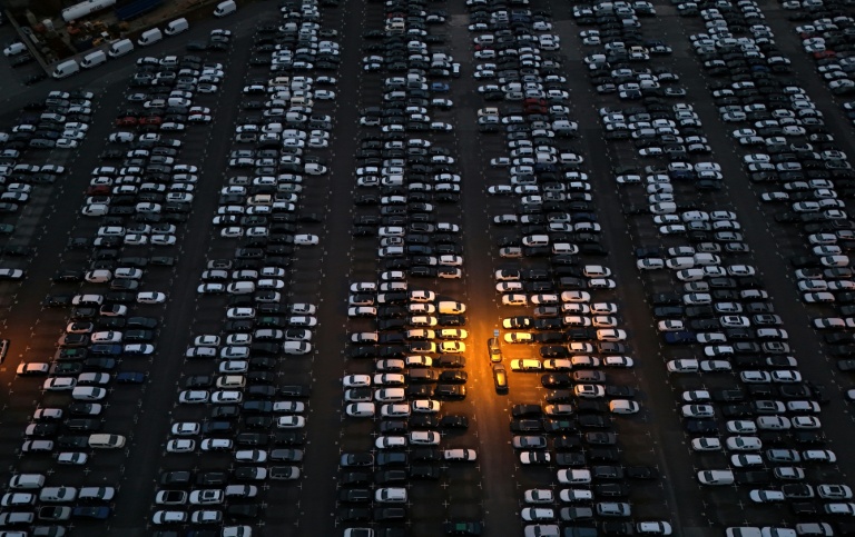 Vue aérienne de voitures de différentes marques en attente d'exportation, dans un terminal logistique automobile à Essen, le 4 août 2025 dans l'ouest de l'Allemagne