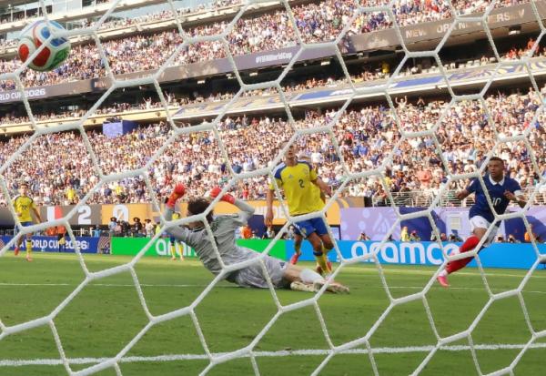 Kylian Mbappe marque le troisième but de l'équipe de France, son deuxième personnel, mardi soir contre la Suède en 16e de finale du Mondial au New York/New Jersey Stadium à East Rutherford.