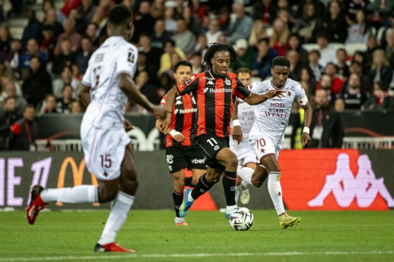 Elye Wahi, balle au pied, s'infiltre entre les Messins Bouna Sarr (à droite) et Terry Yegbe lors d'un match de la 34e et dernière journée de Ligue 1 entre l'OGC Nice et le FC Metz le 17 mai 2026 à l'Allianz Riviera de Nice