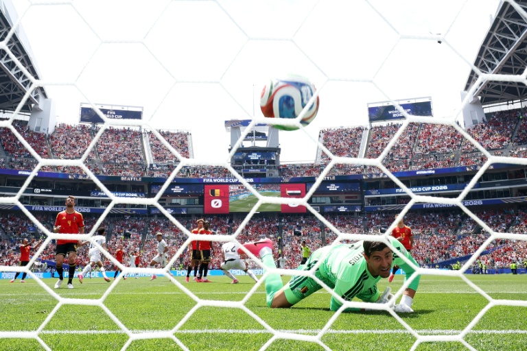 Le gardien belge Thibaut Courtois battu par l'Egyptien Emam Ashour lors du match de coupe du monde Belgique-Egypte lundi à Seattle.