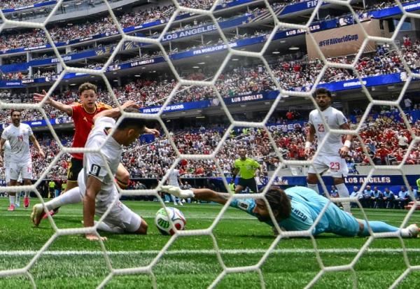 Le gardien de l'Iran Alireza Beiranvand réussit un arrêt devant le Belge Maxim De Cuyper, lors du match nul entre les deux équipes à la Coupe du monde, le 21 juin 2026 à Los Angeles