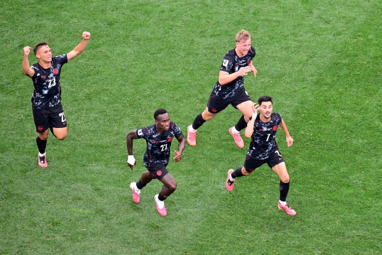 Le capitaine canadien Stephen Eustaquio (à droite) suivi par ses coéquipiers après avoir inscrit dans le temps additionnel le but de la qualification pour les huitièmes de finale de la Coupe du monde. Vainqueurs 1-0 de l'Afrique du Sud le 28 juin 2026 à Los Angeles, les Canucks affronteront au tour suivant les Pays-Bas ou le Maroc