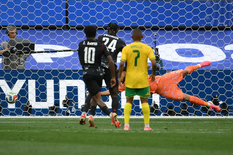 Le gardien sud-africain Ronwen Williams ne peut rien sur la frappe du milieu de terrain canadien Stephen Eustaquio (hors cadre), auteur de l'unique but du 16e de finale du Mondial-2026 remporté par le Canada le 28 juin 2026 à Los Angeles
