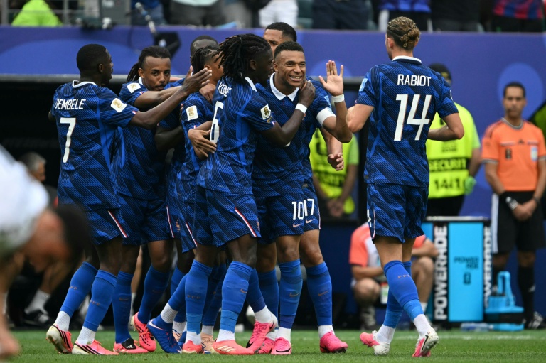 Kylian Mbappe entouré de ses coéquipiers après son premier but lors de la victoire de la France contre l'Irak (3-0) en phase de poules du Mondial 2026, le 22 juin à Philadelphie