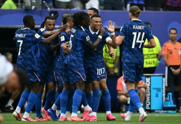 Kylian Mbappe entouré de ses coéquipiers après son premier but lors de la victoire de la France contre l'Irak (3-0) en phase de poules du Mondial 2026, le 22 juin à Philadelphie