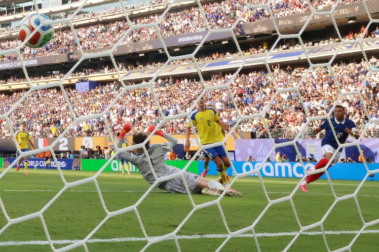 Kylian Mbappe marque le troisième but de l'équipe de France, son deuxième personnel, mardi soir contre la Suède en 16e de finale du Mondial au New York/New Jersey Stadium à East Rutherford.