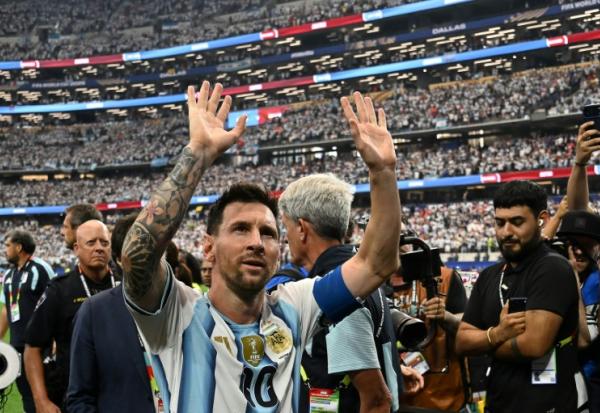 L'Argentin Lionel Messi salue les spectateurs en quittant le terrain, après son doublé contre l'Autriche, le 22 juin 2026 à Arlington, au Texas