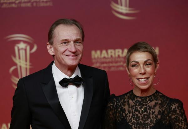 Le producteur Nicolas Altmayer (g) et Mathilde Fvier, directrice des relations publiques de Dior, au festival du film de Marrakech, le 29 novembre 2025 au Maroc