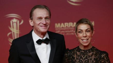 Le producteur Nicolas Altmayer (g) et Mathilde Fvier, directrice des relations publiques de Dior, au festival du film de Marrakech, le 29 novembre 2025 au Maroc