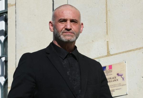 Christophe Ellul, compagnon d'Elisa Pilarski, décédée en 2019 des suites de morsures canines, quitte le tribunal de Soissons le 3 mars 2026