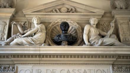 Près de trois ans après la mort du jeune Nahel Merzouk à Nanterre, la Cour de cassation a annulé la requalification des faits en violences pour le policier auteur du tir