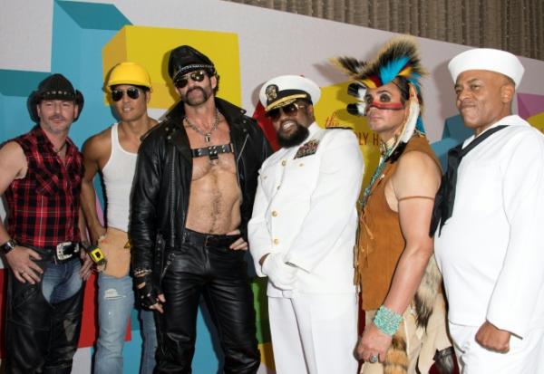 De g. à d.: James Kwong, J.J. Lippold, Angel Morales, Victor Willis, Sonny Earl, membres du groupe Village People, à Beverly Hills (Californie), le 26 septembre 2017