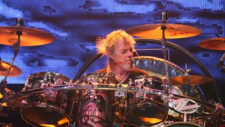 Frank Beard, batteur du groupe ZZ Top, lors d'un concert le 12 juillet 2013 à Epernay, en France.